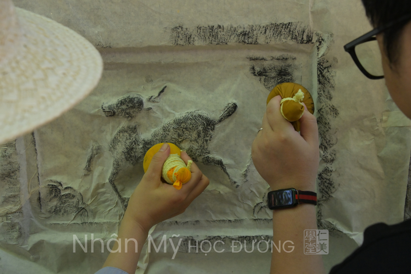 Các học viên tiến hành Khảo tả di văn Hán Nôm, in rập thác bản